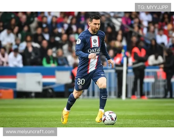 梅西转会后首次亮相大巴黎训练场，球迷期待新赛季表现